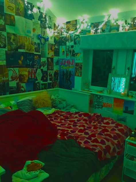 Grunge room/ cosy saturation green and red Red And Green Aesthetic, Alternative Aesthetic, Apartment Goals, Random Aesthetics, Dorm Ideas, Green Room, Grunge Room, Red Rooms, Cute Room Ideas