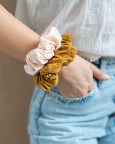 Photoshoot Ideas For Scrunchies, Scrunchies Advertising, Scrunchie Picture Ideas, Scrunchies Photography, Scrunchies Aesthetic Photography, Scrunchies Diy, Diy Hair Scrunchies, Daily Hairstyles, Creative Photoshoot Ideas