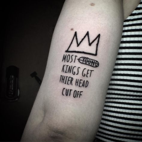 Jean Michel Basquiat Art Tattoo, Basquiat Crown Tattoo, Jean Michel Basquiat Tattoo, 70s Nyc, Basquiat Tattoo, Pop Art Tattoo, Crown Finger Tattoo, Newyork Lifestyle, Basquiat Crown