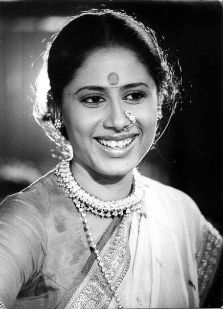 Smita Patil, Old Film Stars, Saree Jewellery, Retro Bollywood, National Film Awards, Royal Garden, Indian Movies, Film Awards, Black N White