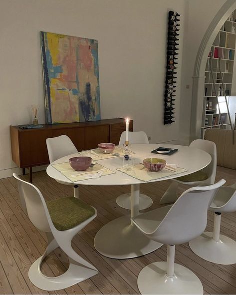 Aesthetic Apartment Modern, Tulip Table And Chairs, Apartment Dining Area, Diner Table, Dinner Setting, Apartment Dining, Tulip Table, Apartment Aesthetic, Apartment Complexes