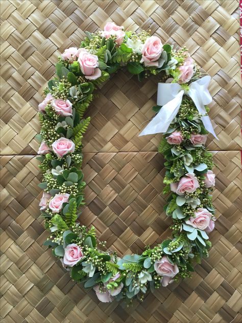 Rose haku neck lei Rose Lei, Fresh Flower Lei, I Will Graduate, Diy Leis, Grad Leis, Graduation Leis Diy, Haku Lei, Lei Ideas, Lei Day