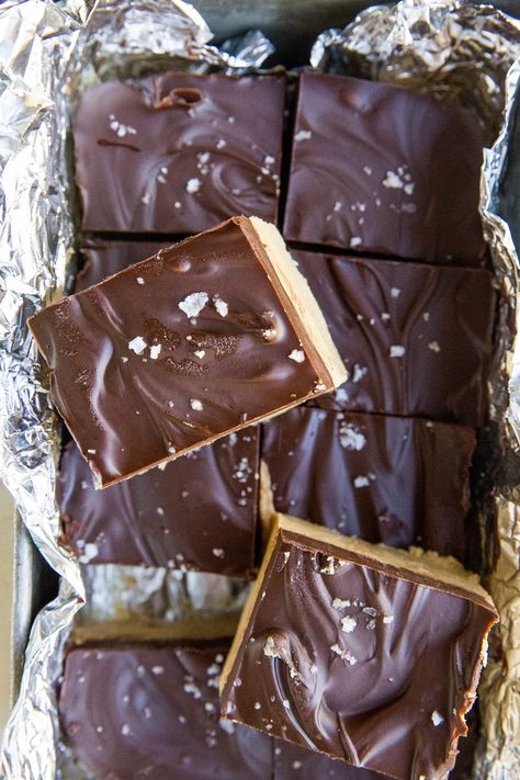 Millionaire Bars, Bbq Pulled Chicken Sandwiches, Caramel Shortbread, Biscuits Graham, Shortbread Bars, Peanut Butter Chocolate Bars, Butter Bars, Peanut Butter Desserts, Peanut Butter Bars