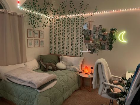 Aesthetic Teenage Bedroom, Cute Room Ideas Green, Room Ideas Square Bedroom, Room Inspiration Aesthetic Minimalist, Room Ideas Full Room, Rooftop Room Design, Light Green And Grey Bedroom, Twin Bedroom Ideas Aesthetic, Cute Green Room Ideas