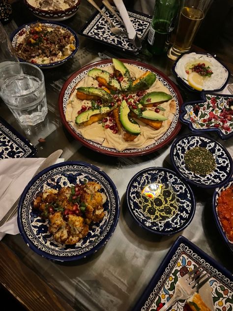 Lebanese Dinner Table, Breakfast Presentation, Middle East Food, Dinner Party Summer, Italian Table, Lebanese Recipes, Fair Food Recipes, Food Goals, Snap Food