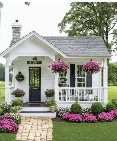 Beach Shack Exterior, Backyard Guest Houses, Cottage Tiny House, Tiny House Village, House Boats, Small Cottage Homes, Shed To Tiny House, Suburban House, Tiny House Floor Plans