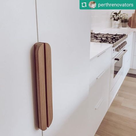 Auburn Woodturning on Instagram: “White and Wood - A perfect and timeless combination to a Simple, Classic and Fresh Look of this Kitchen.👌 Thanks to Andy & Kristy for…” White Kitchen Wood Handles, White And Wood Wardrobe, Timber Cabinetry, Salon Door, Mid Century Modern Kitchen Remodel, Door Handle Design, House Gate, Kitchen Cabinet Door Handles, Best Kitchen Cabinets