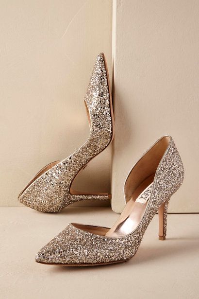 golden shoes for sisters and sisters-in-law Beautiful Wedding Shoes, Golden Shoes, Silver Wedding Shoes, Jeans Trend, Casual Fashion Trends, Ivory Wedding Shoes, Bridal Sandals, Bridal Heels, Gold Champagne