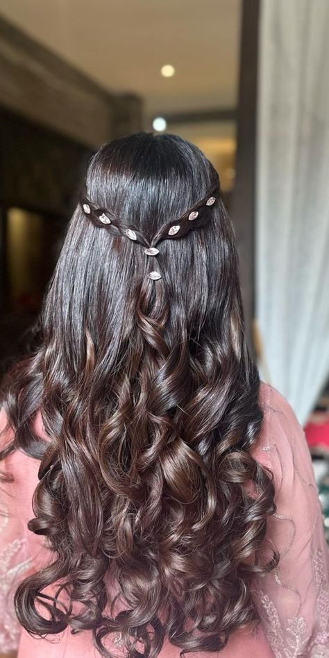 Lehnga Hairstyles Open Hair Straight, Ambada Hairstyle, Open Hair, Wedding Hair Up, Brand Manual, Hairstyles For Layered Hair, Open Hairstyles, Mehndi Designs Book, Nude Makeup