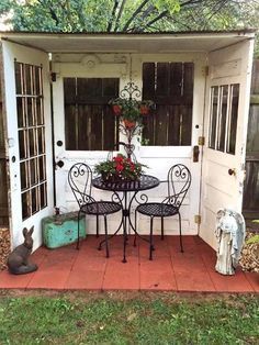 Fun garden vignettes from vintage doors | Flea Market Gardening Recycled Door, Flea Market Gardening, Backyard Seating Area, Backyard Seating, Doors Repurposed, Vintage Doors, Walled Garden, Yard Project, Old Door