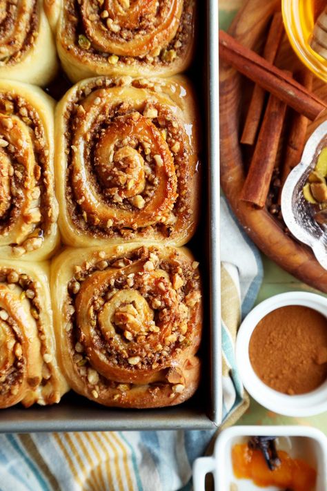 Baklava Cinnamon Rolls - Jonathan Melendez Baklava Cinnamon Rolls, Campfire Cinnamon Rolls, Roll Dough Recipe, Overnight Cinnamon Rolls, Baking Buns, Phyllo Dough, Greek Food, Delicious Treats, Instant Yeast