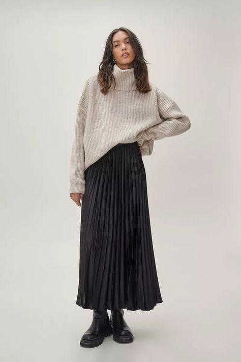 Winter Skirt Outfit 22 Ideas 2023-2024: Stay Stylish and Warm - Women-Lifestyle.com Long Pleated Skirt Outfit, Pleated Maxi Skirt Outfit, Black Pleated Skirt Outfit, Winter Maxi Skirt Outfit, Pleated Midi Skirt Outfit, Midi Skirt Outfit Winter, Long Skirt Winter, Black Skirt Outfits, Midaxi Skirt