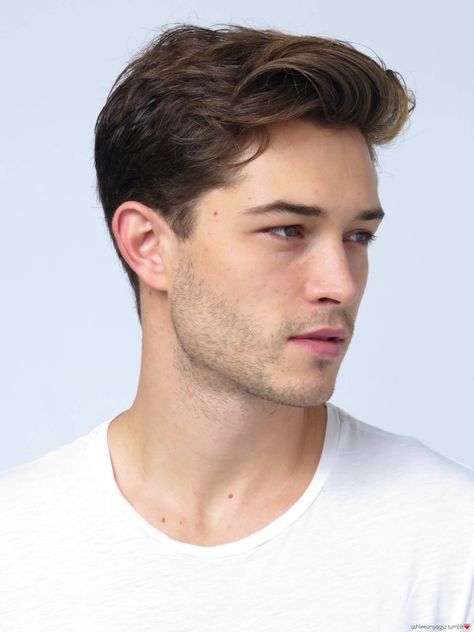 Chico Lachowski, Mens Medium Length Hairstyles, Mens Haircuts Straight Hair, Classic Haircut, Classic Mens Hairstyles, Wavy Hairstyles Medium, Mens Hairstyles Medium, Mens Hairstyles Thick Hair, Francisco Lachowski