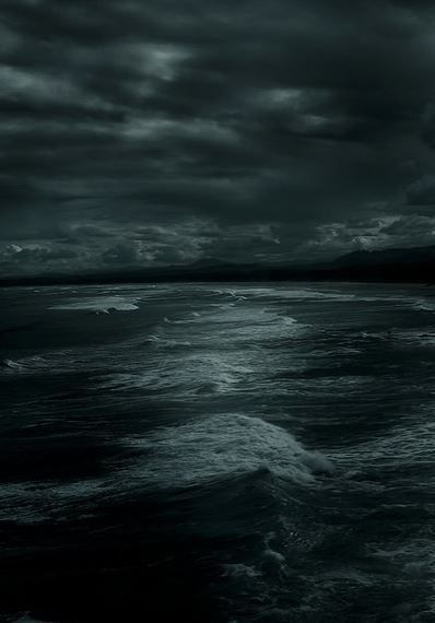 Ocean Horror, Stormy Ocean, Dark Beach, Dark Ocean, Ocean At Night, Dark Water, Sustainable Technology, Horror Themes, Ocean Pictures