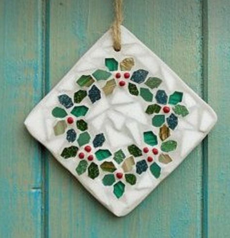 Mini Mosaic, Mosaic Christmas, Christmas Mosaics, Mosaic Tiles Crafts, Mosaic Art Diy, Mosaic Tray, Mosaic Flower Pots, Micro Mosaic Jewelry, Mosaic Garden Art