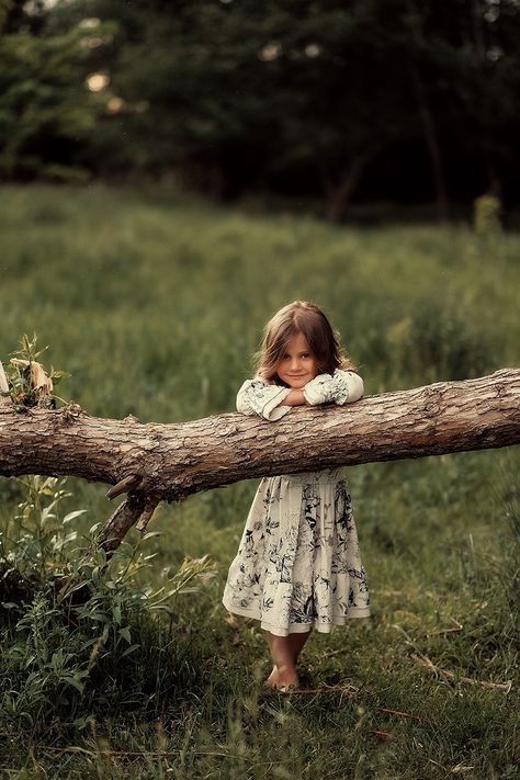 Toddler Pictures, Toddler Photoshoot, Children Photography Poses, Toddler Photos, Family Photo Pose, Outdoor Shoot, Summer Photoshoot, Kids Photoshoot, Outdoor Photoshoot