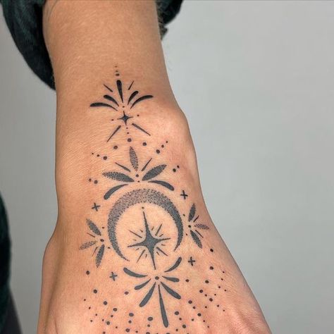 Liv, handpoked tattoos nyc 🫶🏻 on Instagram: "Come to me for all your hand and finger tattoo needs 🩵 . . . . . . . . #tattoos #tattooartist #fingertattoos #handtattoo #dainty #witchytattoo #witchy #magical #dotwork #blackwork #discover #floral #love #nyc #brooklyn #nyctattoo" Healing Hands Tattoo, Witchy Hand Tattoos, Witchy Finger Tattoos, Trend Tattoo, Witches Fingers, Nyc Tattoo, Finger Tattoo For Women, Knuckle Tattoos, Hand And Finger Tattoos