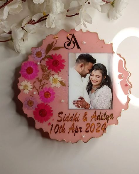 Resin Couple frame ✨ Preserving real daisy flowers with Name , date, photo, initials logo and small fairy light✨ Frame size- 8 inch #coupleframe #resincoupleframe #couplegiftideas #trendingreels #trendingsongs #transitionsongs #resingiftideas #handmadegiftideas #giftsforhim #GiftsForHer [ Birthday gift ideas, anniversary gift ideas, wedding gift, resin gift ideas , resin frame, resin art for beginners, resin art design, resin frame designs, resin name plate, resin round frame, irregular... Resin Gift Ideas, Couple Frame, Diy Resin Gifts, Gift Ideas Anniversary, Bff Birthday Gift, Wedding Gifts For Friends, Resin Crafts Tutorial, Date Photo, Resin Design