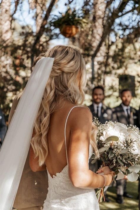 Wedding Hairstyles Long Veil, Vail Hair Down, Hair For Wedding Bride With Veil, Bride Hair Beach Wedding, Simple Veil Wedding Hair Down, Simple Bridal Hair With Veil, Simple Wedding Hair Down With Veil, Half Up Half Down Wedding Hair With Vail, Half Up Veil Wedding Hair