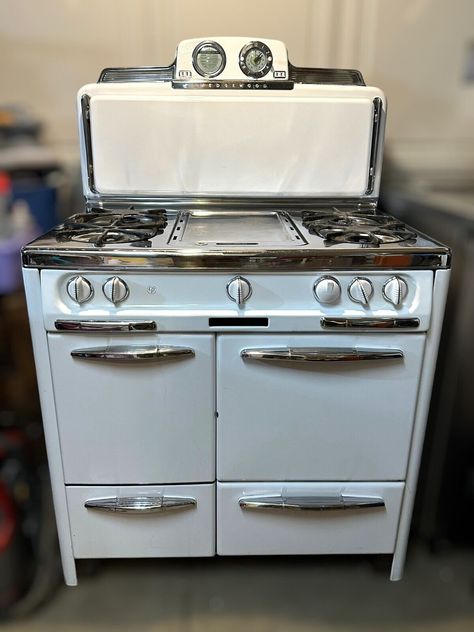 Add Some 50's to Your Kitchen This Christmas - Etsy Retro Oven, Unique Appliances, Pan Storage, Wood Stove Cooking, Freestanding Stove, Gas Stove Top, Pot Storage, Vintage Stoves, Antique Stove