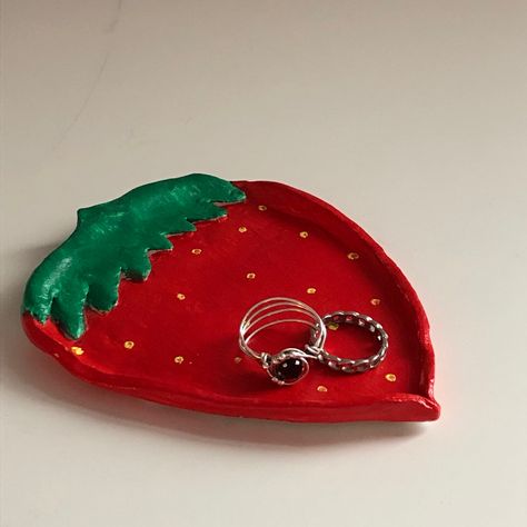 Clay strawberry pot/trinket tray - on etsy! Clay Jewellery Holder, Clay Strawberry, Strawberry Pot, Handmade Clay Pots, Polymer Clay Ring, Polymer Clay Gifts, Sculpture Art Clay, Tile Crafts, Tanah Liat