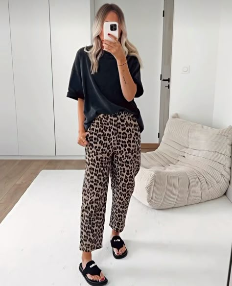 Wide Leg Leopard Jeans Outfit, Leopard Trousers Outfit, Leopard Print Trousers Outfit, Minimal Summer Outfits, Leopard Pants Outfit, Floral Pants Outfit, Parisian Chic Style, Work Wear Outfits, Mum Fashion