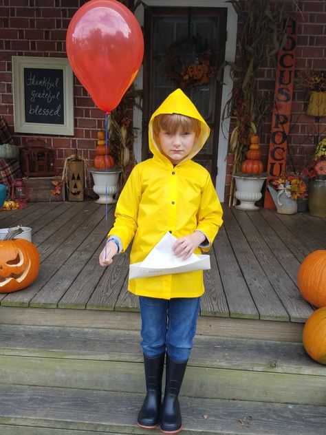 My kids "Georgie" Halloween costume 2017 Georgie Costume, Halloween Circus, Christmas Photo Booth, Creepy Halloween Decorations, Diy Halloween Costumes Easy, About Halloween, Scary Halloween Costumes, Halloween Costumes Makeup, Halo Design