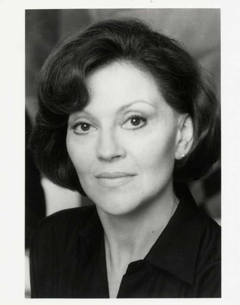 Kelly Bishop Beautiful and Classy Lady! Kelly Bishop 70s, Kelly Bishop, Gilmore Girl, Classy Lady, Quotes By Authors, Great Women, Geek Chic, Classy Women, Gilmore Girls