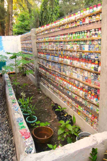 Plastic Bottle Repurpose, Diy Siding, Eco Bricks, Bottle Greenhouse, Plastik Recycling, Concrete Fence Posts, Plastic Bottle Greenhouse, Outdoor Grill Diy, Recycled Building