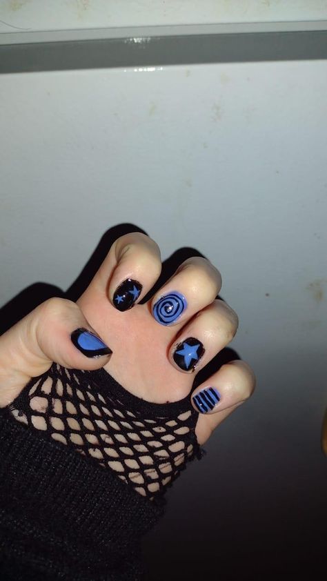 Stars And Swirls Nails, Blue Nails Grunge, Black And Blue Short Nails, Emo Nail Art Short, Easy Painted Nails, Star And Spiral Nails, Black And Blue Nails Ideas, Blue Emo Nails, Blue Black Nails Design