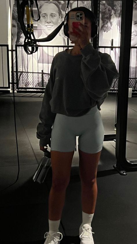 Sweatpant Gym Fits, Gym Style Aesthetic, Gym Outfit Sweatshirt, Gym Clothes Women Aesthetic, Gym Outfits Ideas For Women, Gymoutfit Workout Outfits, Shy Gym Outfit, Workout Outfits For Women Aesthetic, Comfy Gym Fits