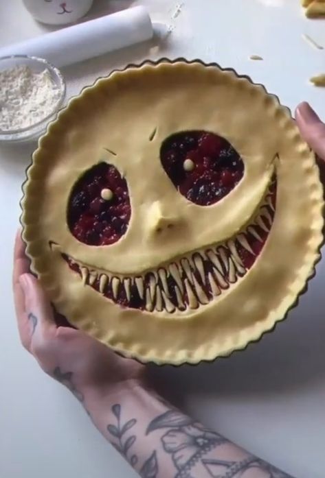 Horror Kitchen, Scary Halloween Face Pies, Horror Baking Ideas, Silly Cake Ideas, Spooky Pie Crust Designs, Creepy Cakes, Scary Pie, Creepy Face Pie, Halloween Cake Scary Creepy