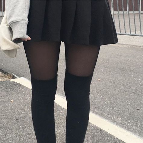 Thigh High Socks, Knee High Socks, Looks Vintage, Grunge Outfits, Thigh High, High Socks, Look Fashion, Aesthetic Clothes, Fashion Inspo Outfits