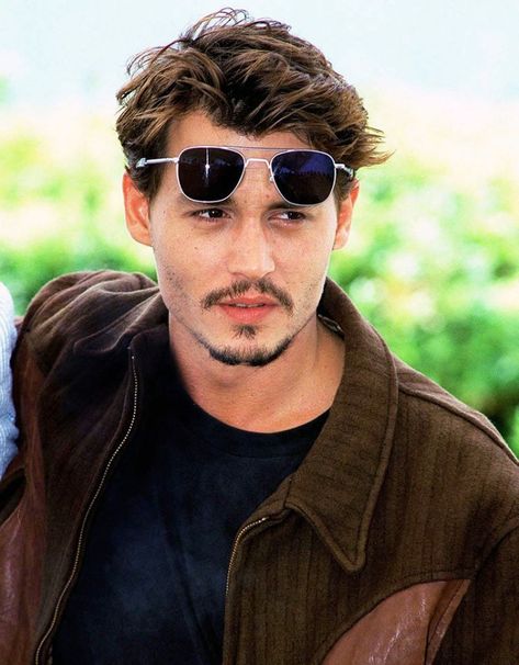 Slickbacks Men, Johnny Depp Short Hair, Hollywood Action Movies, John Depp, Johnny Depp Style, Kaptan Jack Sparrow, Young Johnny Depp, Johnny D, Captain Jack Sparrow