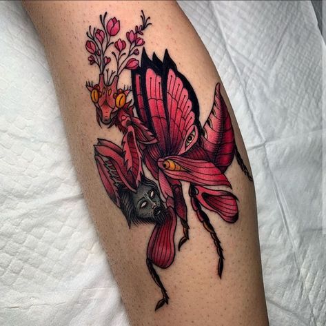 caguama.tattoo on IG Tattoo Cartridge Needle, American Style Tattoo, Mantis Tattoo, Rockabilly Tattoos, Orchid Mantis, Bird Tattoo Wrist, Organic Tattoo, M Tattoos, Orchid Tattoo