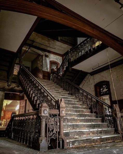 Abandoned Mansions Interior, Abandoned Houses Interior, Abandoned House Interior, Ao Oni, Den Decor, Simple Dining Table, Beautiful Ruins, Old Mansion, Old Mansions