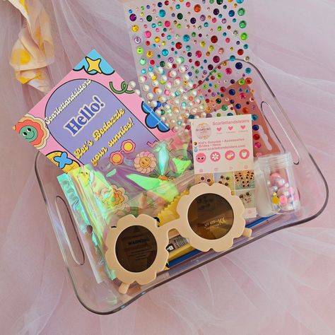 🐰🐥 EASTER DIY BEDAZZLED SUNNIES GIVEAWAY✨️(Instagram Only) Hi everyone! TO celebrate the launch of our DIY Kits, We are giving away 🐤1 x Easter Kit complete with gorgeous Bunny charms, pearls and crystals, and 🦄 1 x DIY kit of your choice for your sis/bestie Choose from: Mermaid Kit, Unicorn Kit, Trucks and Diggers Kit, Retro and Groovy Kit We only ask for a tag of your beautiful creations in return 💗 🌸 To Enter 🐰 Follow us here @scarlettandsisters 🐥 Love and Save this Post 🐇 Share t... Jewelry Kits Diy, Diy Giveaways Ideas Birthday, Giveaway Ideas Birthday, Diy Bedazzled, Diy Souvenirs, Diy Giveaway, Kids Workshop, Business Ideas Entrepreneur, Diy Gift Set