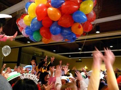 QUESTION: Is it possible to hang a small balloon drop net (200 balloons) with Clik-Clik magnets? 👉 Click the image to find out! Balloon Clusters, Balloon Drop, Scary Images, Small Balloons, Carnival Rides, Event Decorations, Clowning Around, Childrens Birthday Party, Balloon Columns