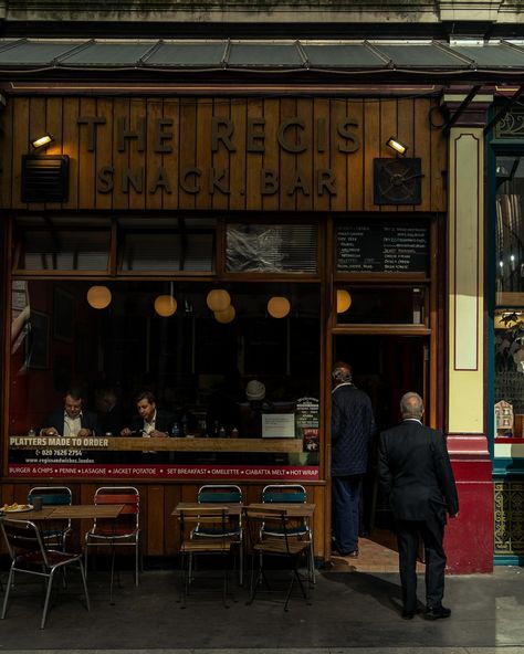 Leadenhall Market is definitely a place not to miss when visiting London, especially if you are a Harry Potter fan 🧙‍♀️🪄✨. Not even halfway through the week yet 😖 #leadenhallmarket #prettycitylondon Portabella Market London, Portobello Market London Notting Hill, Smithfield Market London, Leadenhall Market London, Visiting London, Leadenhall Market London Harry Potter, Old Spitalfields Market London, Save File, Visit London