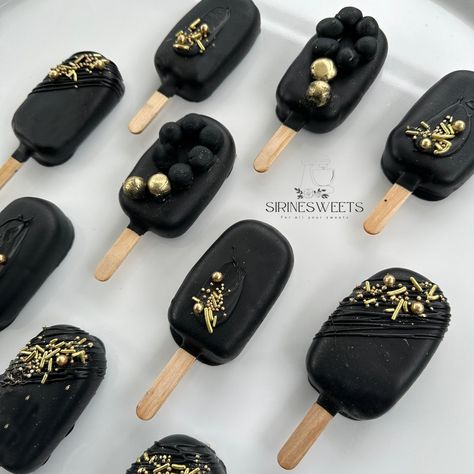 Black Snacks For Party, Black White And Gold Strawberries, Black And White Sweets Table, Black Wedding Desserts, Cake Table Black And Gold, Black And White Wedding Treats, Black Wedding Dessert Table, Black And Silver Treats, Black And Gold Cakesicles