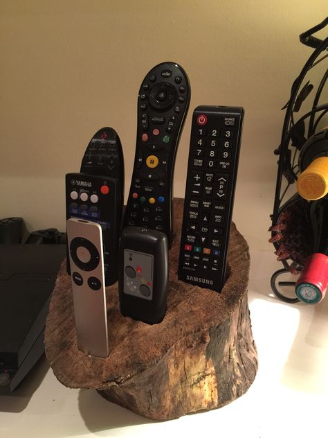 Halterung Fernbedienung Remote Holder Ideas, Tv Remote Holder, Ultimate Man Cave, Remote Control Holder, Remote Holder, Easy Wood Projects, Log Furniture, Diy Holz, Woodworking Workshop