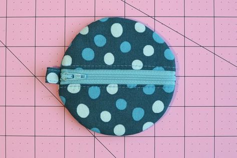 DSC_2663 Syprosjekter For Nybegynnere, Earbud Pouch, Round Pouch, Diy Sewing Gifts, Pouch Diy, Pouch Sewing, Scrap Fabric Projects, Zipper Pouch Tutorial, Pouch Tutorial