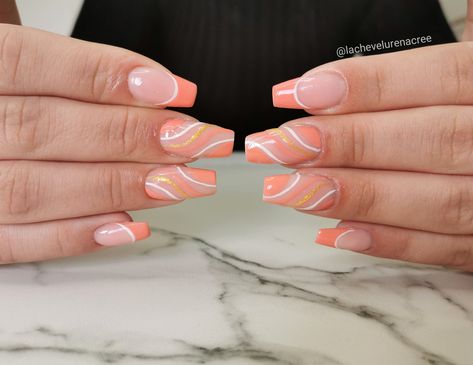 Medium coffin nails corail nude white and gold summer spring trend Gold And Coral Nails, Trending Acrylic Nails Coffin Medium, Summer Nails Coffin Medium, White And Coral Nails, Coral And White Nails, Medium Coffin Nail Ideas, Coral French Tip Nails, Spring Coffin Nail Ideas, Confirmation Nails