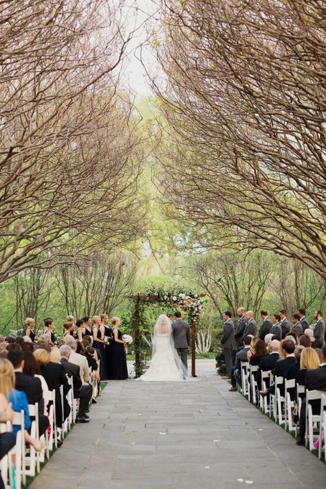 Dreamy Dallas garden venue: http://www.stylemepretty.com/texas-weddings/dallas/2015/08/10/dreamy-romantic-dallas-garden-wedding-in-shades-of-pink/ | Photography: Apryl Ann - http://www.aprylann.com/ Dallas Garden, Wedding Isles, Garden Venue, Dream Destination Wedding, Garden Wedding Venue, Fort Worth Wedding, Rustic Wedding Venues, Places To Get Married, Wedding Venues Texas