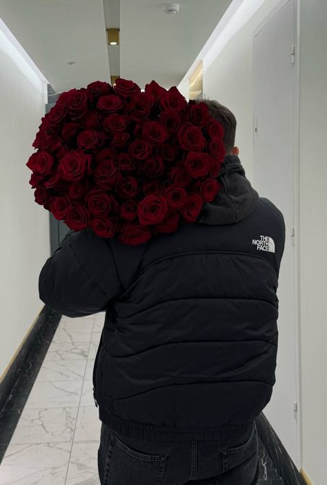 Man Gives Flowers To Woman, Man With Flowers In Hand, Flower Gift Snapchat Story, Man With Flowers, Couple Flowers, Big And Rich, Dream Boyfriend, Boquette Flowers, Holding Flowers