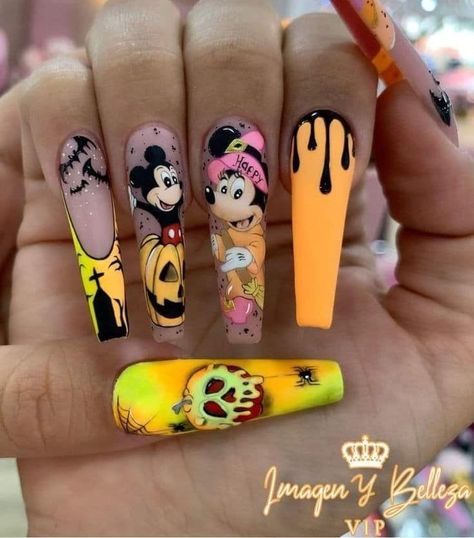 Seasonal long nail ideas inspired by autumn's beauty, featuring warm hues and cozy textures for a stylish and elegant fall manicure look. Disney Halloween Nails, Disneyland Nails, Disney Acrylic Nails, Minnie Mouse Nails, Horror Nails, Mickey Nails, Unghie Sfumate, Halloween Acrylic Nails, Nail Art Disney