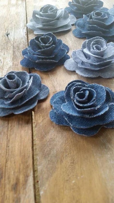 Romantic Wedding Flowers Centerpieces, Återvinna Jeans, Country Wedding Flowers, Burlap Roses, Folded Fabric Ornaments, Folded Fabric, Blue Jeans Crafts, Fabric Christmas Ornaments Diy, Denim Jewelry