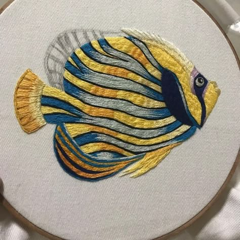 Back Stitch Embroidery, Embroidery Fish, Sea Embroidery, Beach Embroidery, Fish Embroidery, Embroidery Animals, Feather Embroidery, Animals Embroidery, Textile Art Embroidery