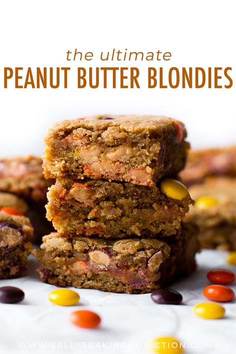 Super soft and simple peanut butter blondies filled with Reese's Pieces! Recipe on sallysbakingaddiction.com Peanut Butter Blondies Recipe, Peanut Butter Blondies, Peanut Butter Cookie Bars, Sally's Baking, Blondies Recipe, Peanut Butter Lovers, Reeses Peanut Butter, Peanut Butter Recipes, Candy Bars