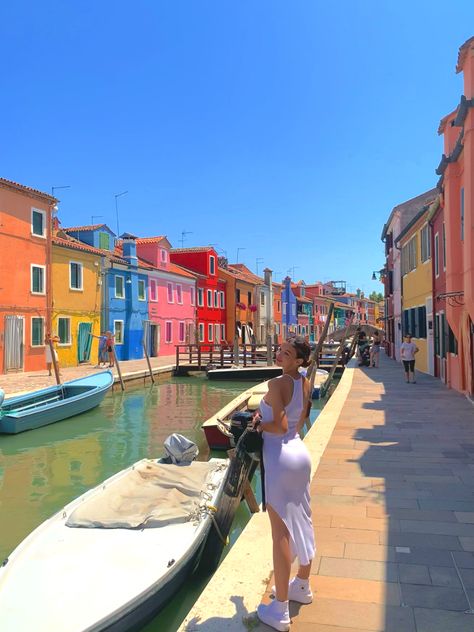 Burano Photo Ideas, Venice Photo Ideas, Italy Photo Ideas, Italy Photoshoot, Greek Cruise, Venice Trip, Burano Italy, Venice Photos, Travel And Work